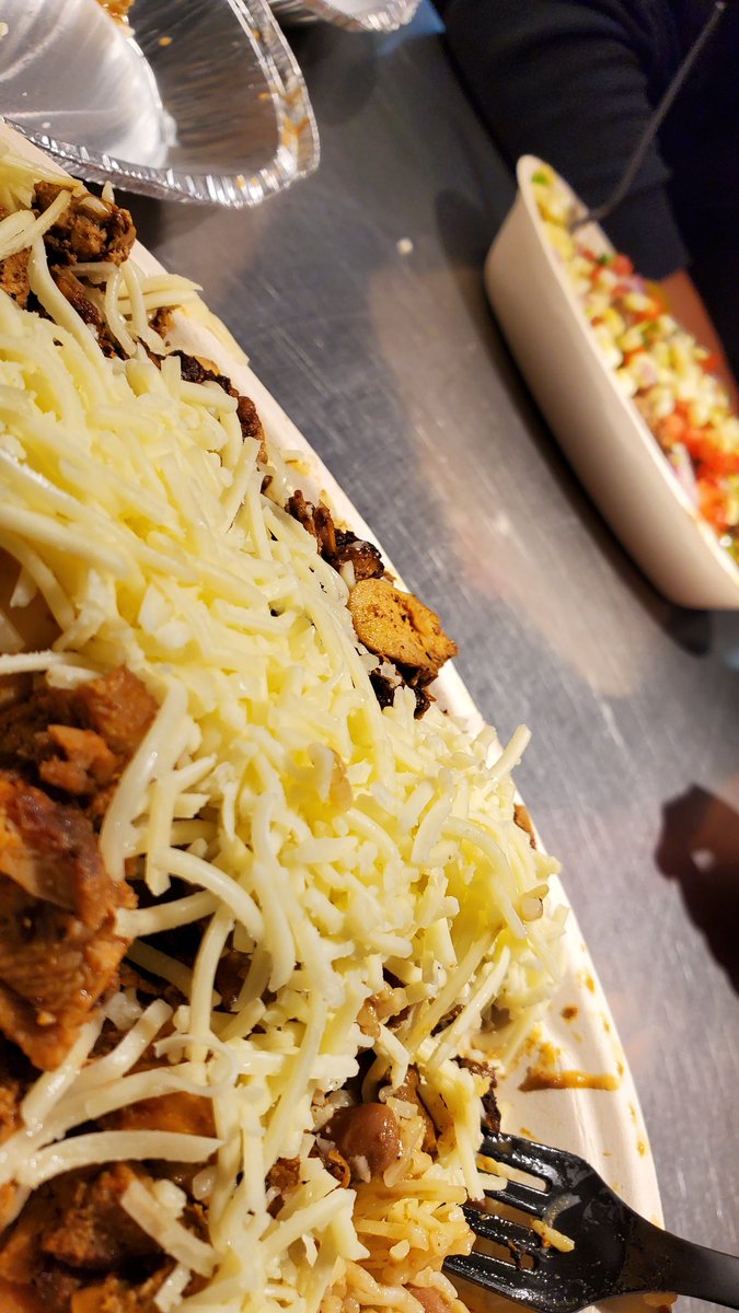 chipotle_please's tweet photo. Day 5 of posting my meal until @ChipotleTweets does military discounts. Double whammy! @USArmy @USNavy @USMC @USCG @AirForceTimes @AFNtelevision @NationalGuard https://t.co/0KZGKKPgGj