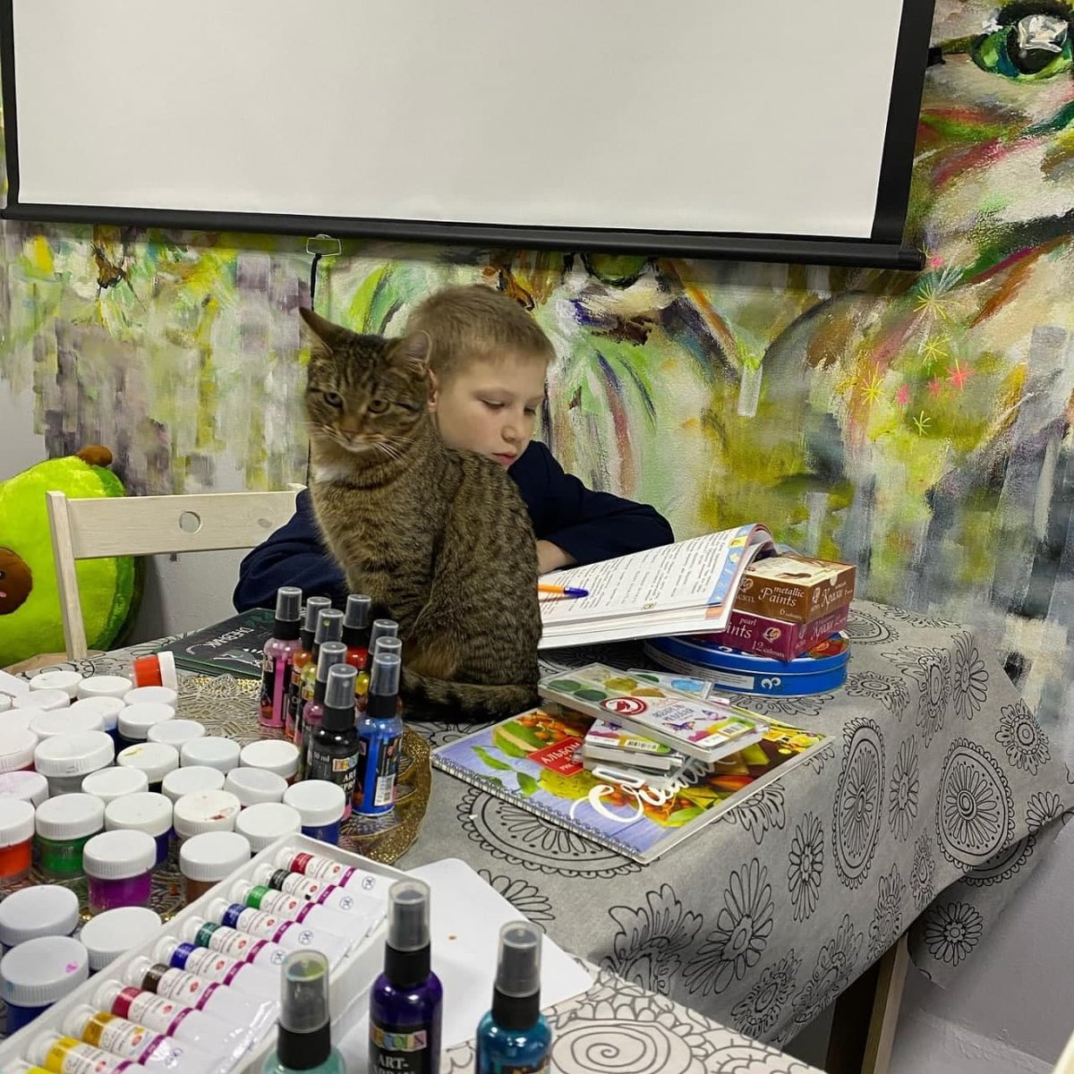 lentaruofficial's tweet photo. 11-летний школьник собрал полмиллиона рублей для бездомных животных. Паша Абрамов из Арзамаса пишет картины, продаёт их, а вырученные деньги передаёт приютам. 

Чаще всего заказы на работы приходят из США. Со всеми заказчиками Паша переписывается и дружит

Фото: pashaabramov1 https://t.co/V3sJ4xwXBq