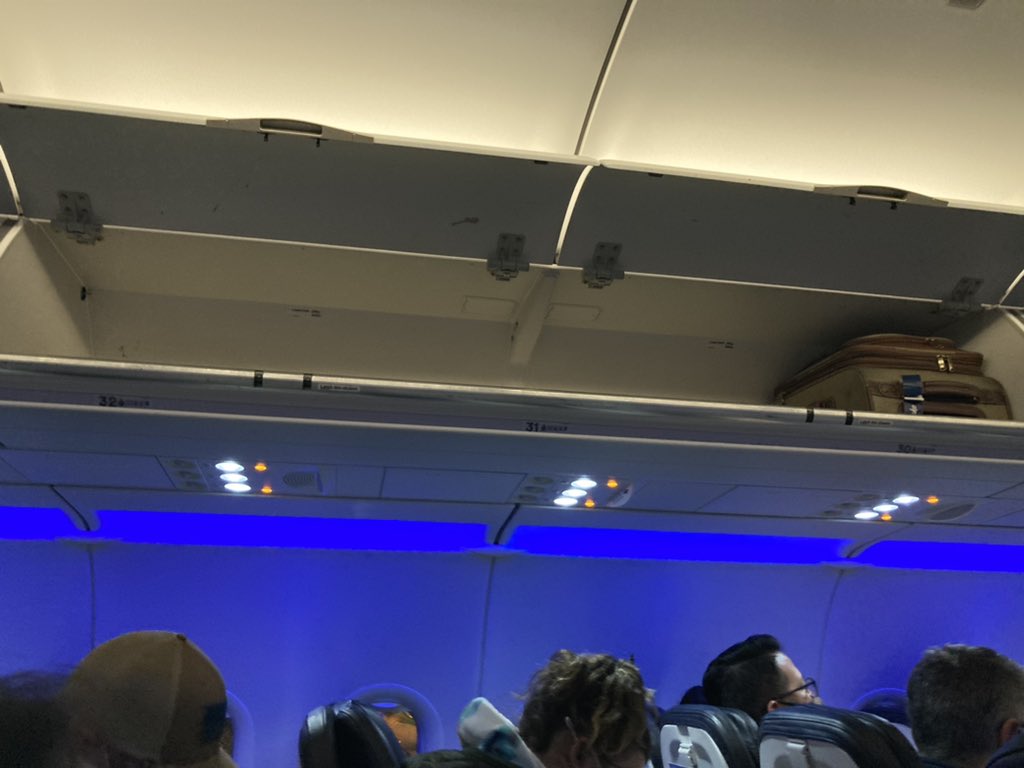 khoff_eng's tweet photo. @AlaskaAir why’d I have to check my bag because there wasn’t enough room? #flight1260 https://t.co/oLrIInBbmW
