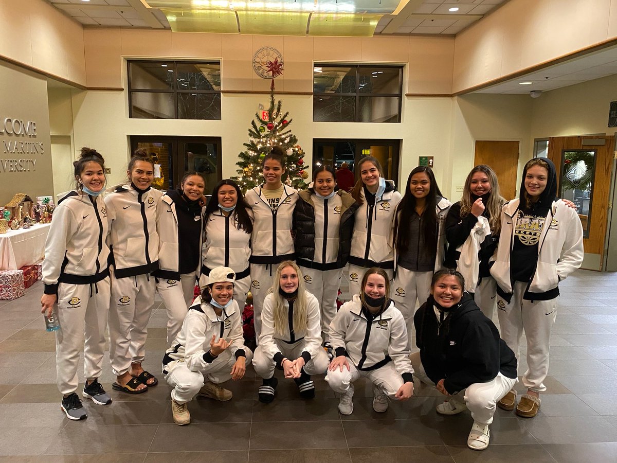 ⁦<a href="/CoachChristyM/">Christy Martin 🏳️‍🌈</a>⁩ Thanks for taking the time to inspire our athletes! Your leadership and voice was not lost on these ladies and you have 16 new fans! Great win! Go Saints!