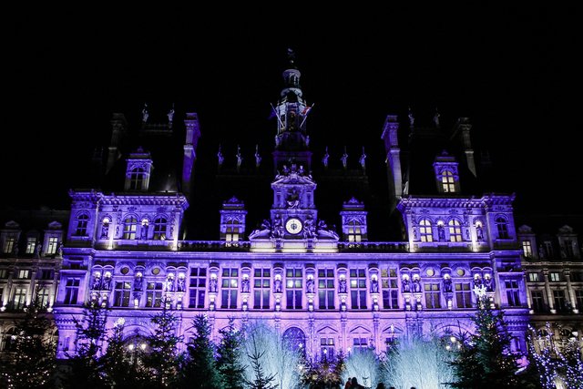 cristinamucciol's tweet photo. #Parigi, Hotel de Ville acceso di blu elettrico e bianco, a scaldare di lavanda e ametista il gelo buio di notti che cercano di santificare le feste. #Festa, come #fiamma e #femmina vengono dalla radice dhe, luce.
#fareluce, fino a Natale https://t.co/lCgemAUgtx