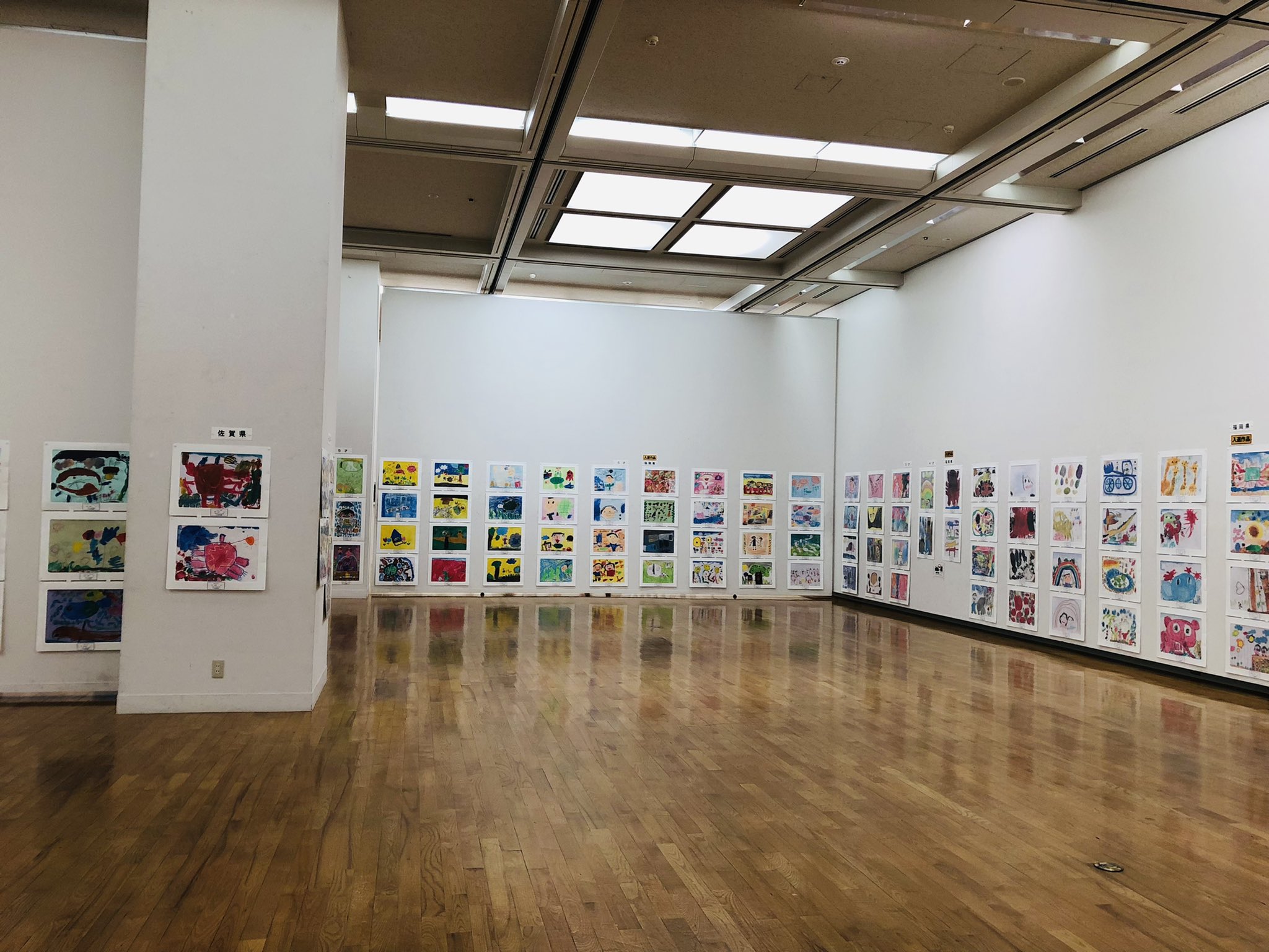 株式会社プラッツ公式 福岡アジア美術館で開催中の 世界児童画展 福岡 佐賀県展 です 色使いやテーマの発想が秀逸で 終始私の心が揺さぶられていました ものすごくアートです 私がいちばんドキッとしたのはこちら おてんきをあてるおうさま