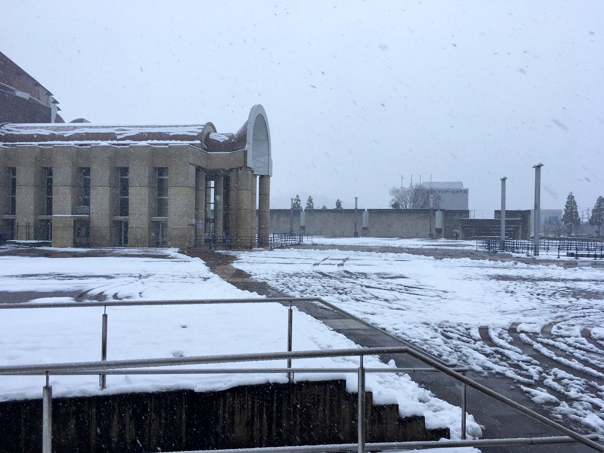 sundomefukui29's tweet photo. 18日　15：00ごろのサンドーム福井周辺の天気は雪です。風が強く、足元の状況が悪いので、風や雨・雪に対応できる服装、靴をおすすめします。
#サンドーム福井 https://t.co/ILDkPq9XH2