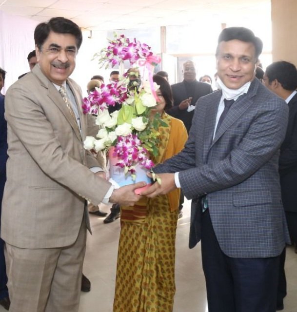 dcbadelhi's tweet photo. DCBA President Raman Raj Sud welcoming Pr. Comm lmports, ICD TKD Shri Sanjay Gupta at the Free Vaccination Camp held on 16-17th Dec. https://t.co/zhKeSmWv2M