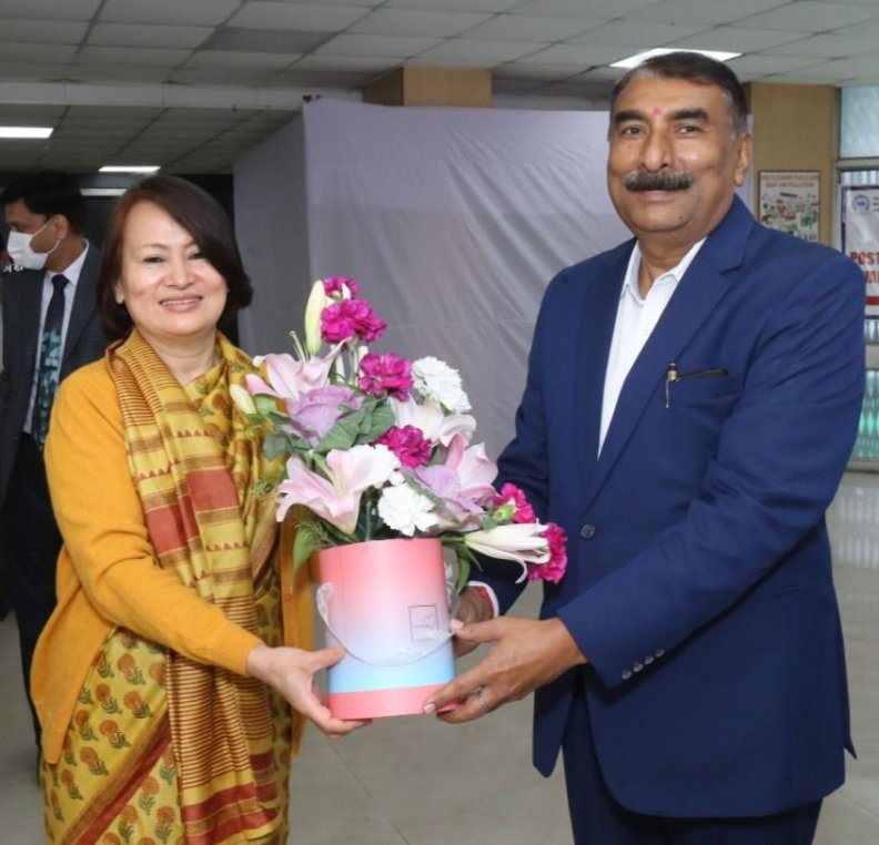 dcbadelhi's tweet photo. Hony. Sec DCBA Shri Santosh Chaudhary welcoming Smt. Limatula Yaden Commissioner Exports ICD TKD at the Free vaccination camp held on 16_17th Dec https://t.co/CS5RfCiajk