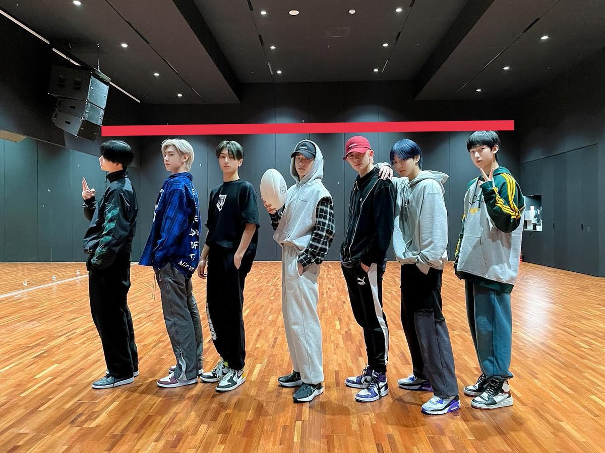 jayseongcorn's tweet photo. ENHYPEN’S HEIGHT IS ALWAYS A MYSTERY https://t.co/phmvsGv7el