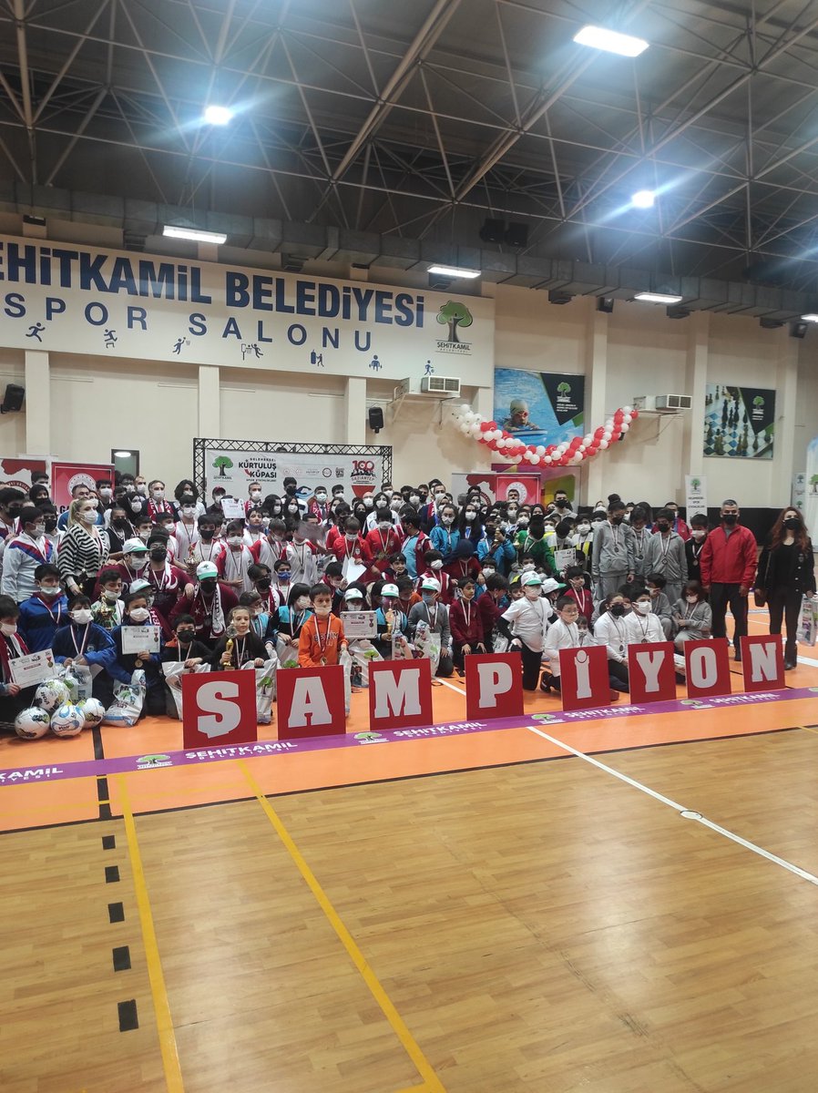 ismailOZEL_'s tweet photo. Okulumuz @EmineKonukoglu Ortaokulu Futbol Takımı, Kurtuluş Kupası Spor Etkinliklerinde şampiyonlar arasına girmiştir. Öğrencilerimizi tebrik, Beden Eğitimi Öğretmenimiz Ömer AŞAN'a teşekkür ederim.🏆 @gul_davut @yasintepe @yagcimehmet27 @Gaziantep_MEM @SehitkamilMEM #Gaziantep https://t.co/ZKTBvpSNCF