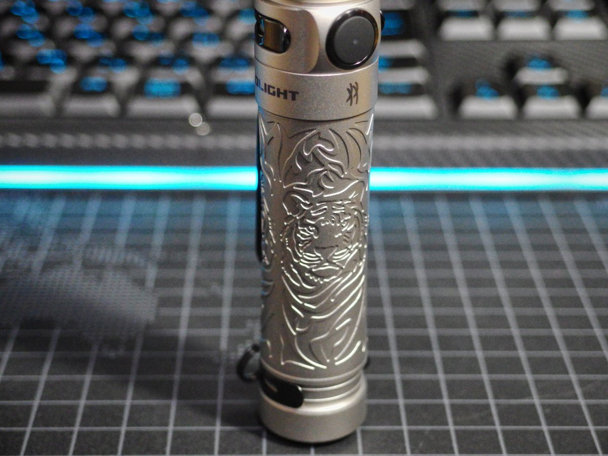y_nakajima_'s tweet image. Olight様より今年もフレンドシップギフト（アンバサダー向けの贈答品）をいただきました。
フルチタンのボディに虎の彫刻が入っててめちゃカッコいいです。
ありがとうございました。🐯
#Olight #EDC