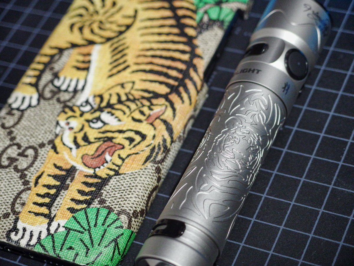 y_nakajima_'s tweet image. Olight様より今年もフレンドシップギフト（アンバサダー向けの贈答品）をいただきました。
フルチタンのボディに虎の彫刻が入っててめちゃカッコいいです。
ありがとうございました。🐯
#Olight #EDC
