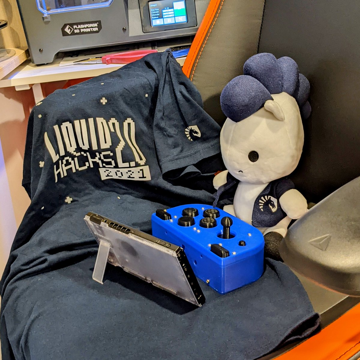 bryce_cronin's tweet photo. Yoo thanks for the @TeamLiquid swag + gaming chair @janetcfang @ViviContrast #LiquidHacks https://t.co/6MRtocAsHQ
