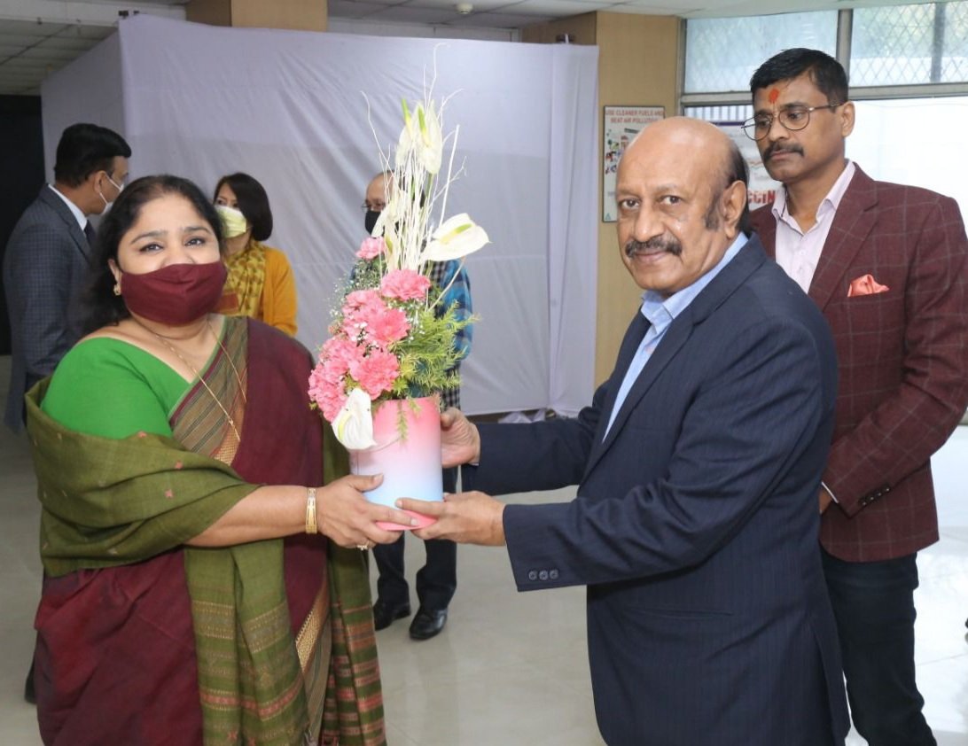 dcbadelhi's tweet photo. Smt. Kiran Sharma-Terminal Manager ICD TKD Concor is being welomed by Shri Rajiender Goel member DCBA at vaccination camp held on 16-17th Dec 2021 https://t.co/qQlIGHoQDE