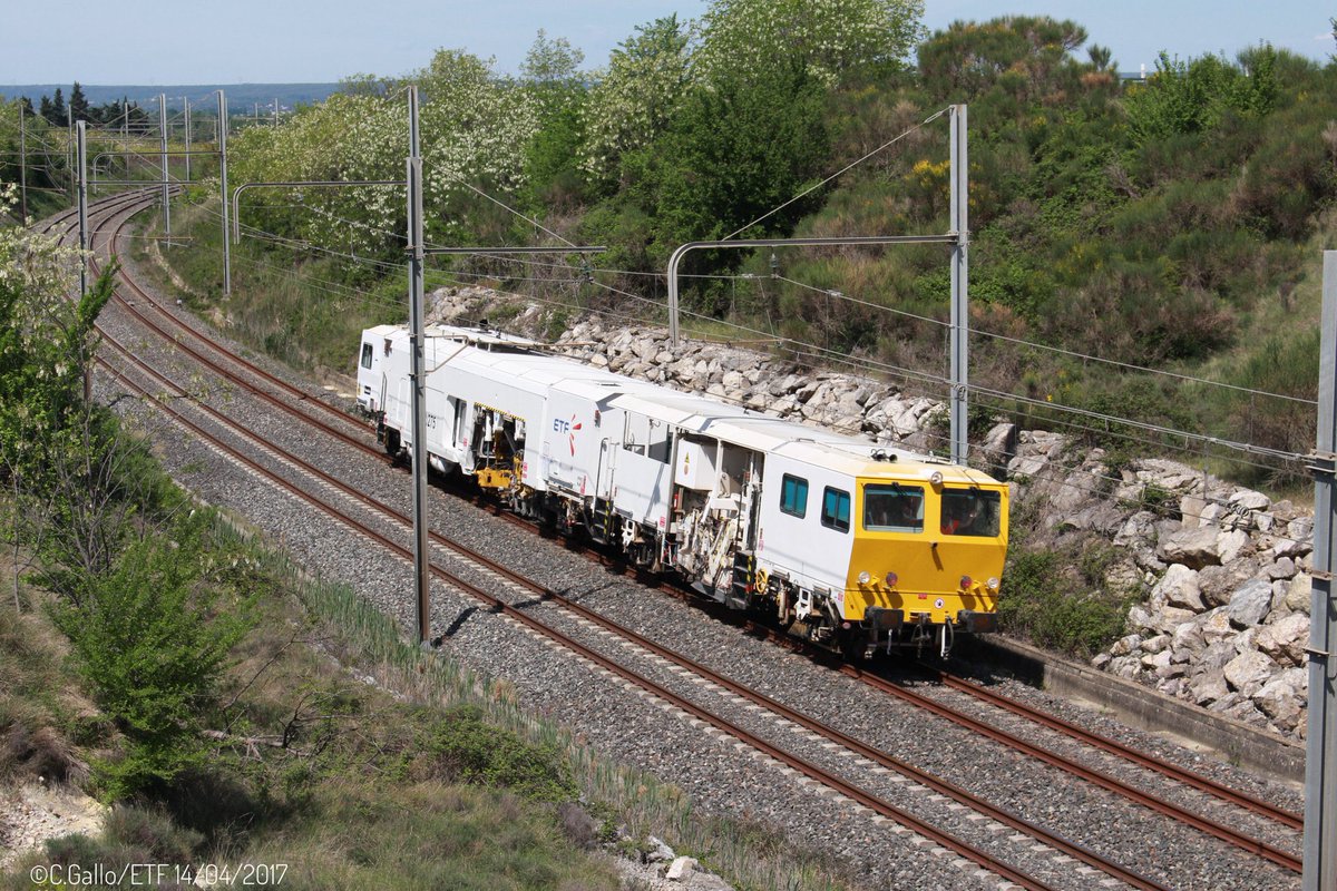 AntoinePrt's tweet photo. Chez @SNCFReseau et nos partenaires, nous sommes amenés quotidiennement, jour et nuit, à travailler avec des engins de travaux, permettant de mécaniser la manutention ou les opérations d’entretien de l’infrastructure. 

🚧🚦

#CalendrierDeLavent de @LaTeamTrain #J18 https://t.co/586NyR8os5
