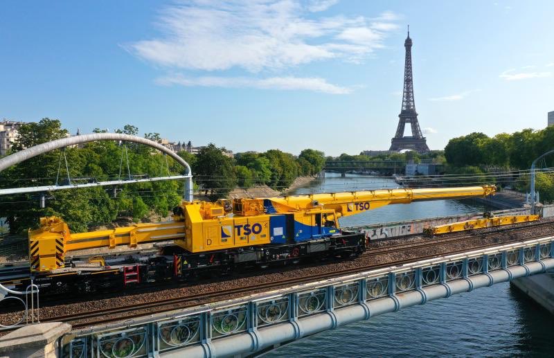 AntoinePrt's tweet photo. Chez @SNCFReseau et nos partenaires, nous sommes amenés quotidiennement, jour et nuit, à travailler avec des engins de travaux, permettant de mécaniser la manutention ou les opérations d’entretien de l’infrastructure. 

🚧🚦

#CalendrierDeLavent de @LaTeamTrain #J18 https://t.co/586NyR8os5