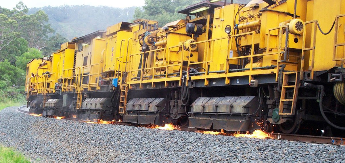 Chez <a href="/SNCFReseau/">SNCF Réseau</a> et nos partenaires, nous sommes amenés quotidiennement, jour et nuit, à travailler avec des engins de travaux, permettant de mécaniser la manutention ou les opérations d’entretien de l’infrastructure. 

🚧🚦

#CalendrierDeLavent de <a href="/LaTeamTrain/">La Team Train</a> #J18