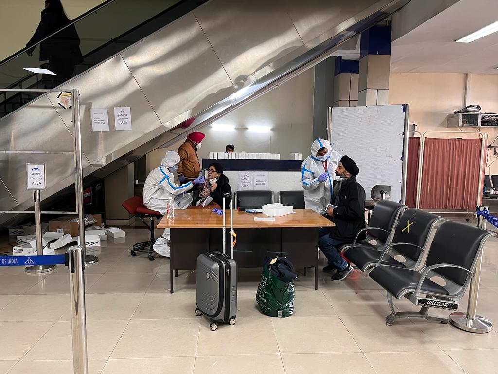 aaiasrairport's tweet photo. Passengers arriving from #AtRiskCountries going for COVID test and other mandatory formalities as per #GOI guidelines.
@MoCA_GoI @AAI_Official @aaiRedNR https://t.co/JSA33lPVPT