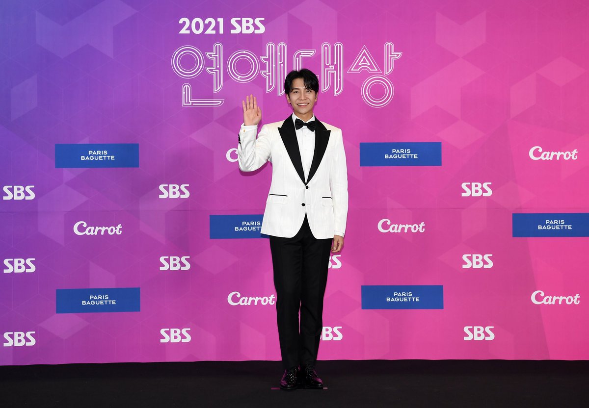 SBSNOW's tweet photo. <2021 SBS 연예대상> 포토월📷
3MC #이승기 #한혜진 #장도연 🏆

#SBS연예대상 #SBS예능
#연예대상 #2021연예대상 https://t.co/Ee93qfKUaw