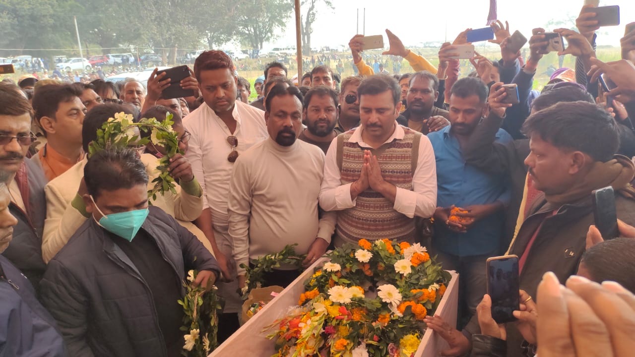 झारखंड : राजकीय सम्मान के साथ हुआ कमल किशोर भगत का अंतिम संस्कार, देखें Photo