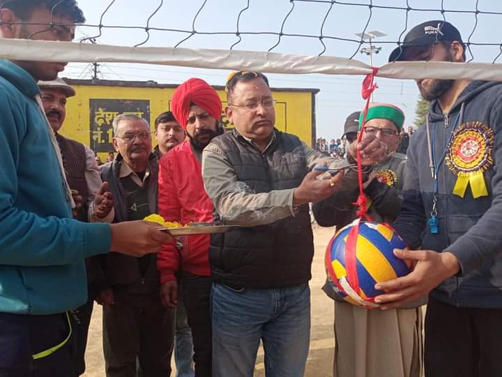 Akshaybjpuk's tweet photo. आज रुद्रेश्वर क्लब रुद्रपुर द्वारा स्वर्गीय प्रताप सिंह चौहान जी व ललता प्रसाद कुकरेती जी की स्मृति में बॉलीबॉल प्रतियोगिता का आयोजन किया गया, जिसमे दूसरे दिन बतौर मुख्य अतिथि जिलाध्यक्ष कांग्रेस माननीय श्री @Sanjaykishore85 जी का ग्रामीणों द्वारा माल्यार्पण कर स्वागत किया गया । https://t.co/xLImRLeofB