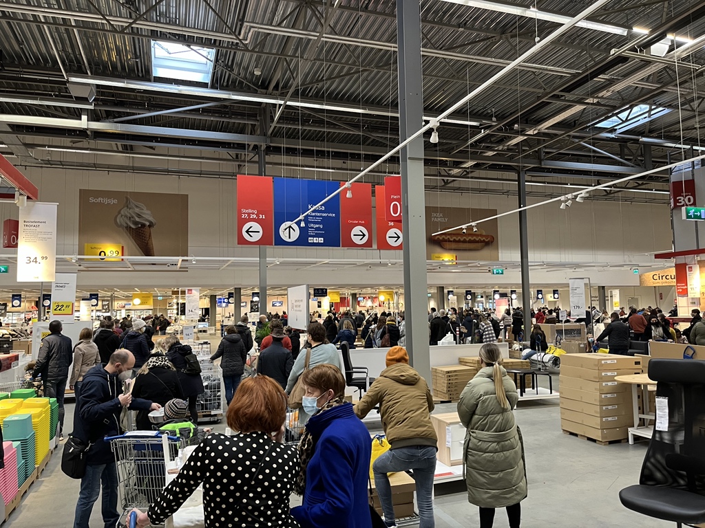 mitchelbongers's tweet photo. Iedereen ziet de bui hangen volgens mij. #lockdown #ikea https://t.co/63hP1ZNzkm