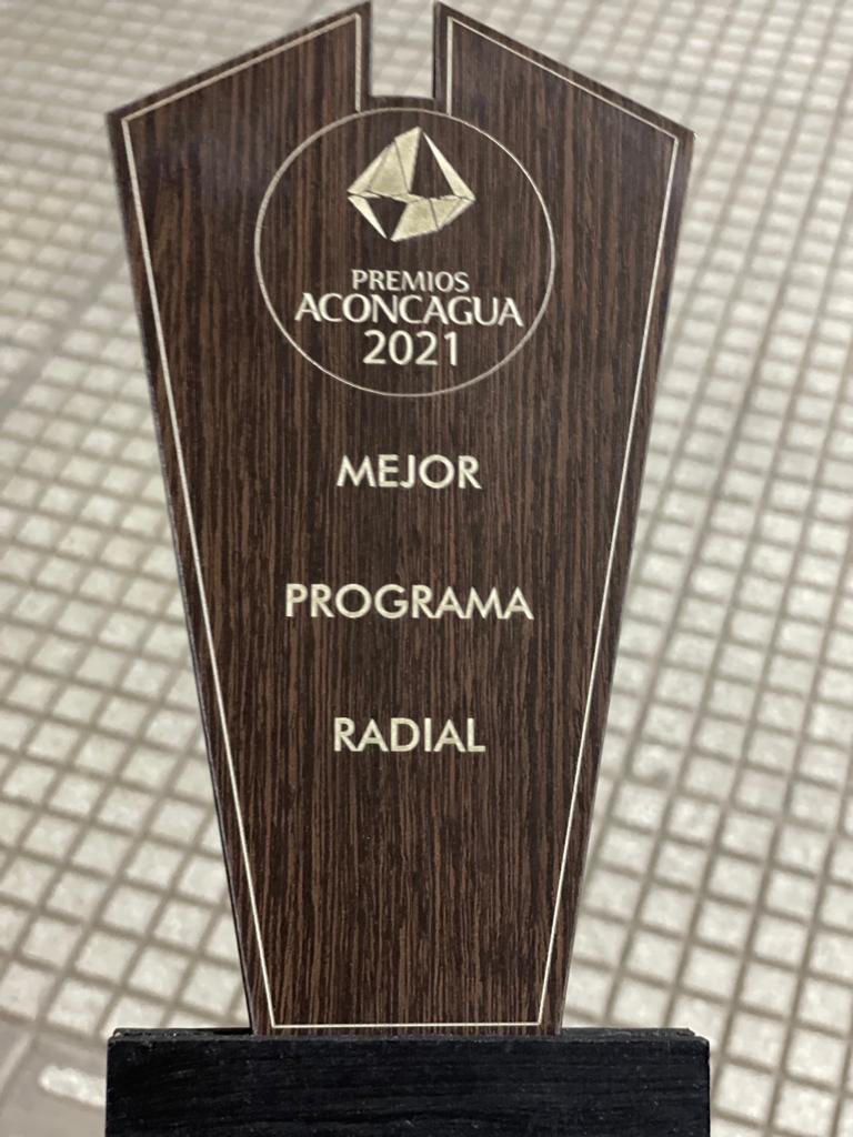 MarianoBustos_'s tweet photo. Felices es poco! Gracias @PremiosAconcagu por el premio! @arroyogonza @nimsi87 #PabloTeixidor #SonriaLoEstamosFilmando https://t.co/Bz2WHhX6E1