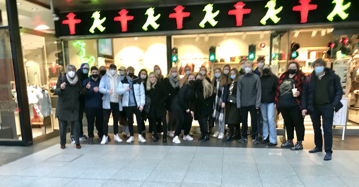 MVeenink's tweet photo. Afsluiting van het project Berlijn voor 24 studenten van het @rocgraafschap . Twee weken Duitse taallessen en in de middag beroepsspecifieke projecten. Wat hebben ze veel geleerd in de meest brede zin van het woord. Allemaal dankzij @EUErasmusPlus https://t.co/cM3q1AnpwA