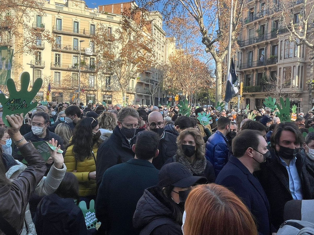 Pdemocratacat's tweet photo. 💪🏻Sempre en defensa de l'#escolaencatalà. El model d'escola catalana és positiu, la immersió lingüística és un èxit de país. 

Avui i sempre que calgui ens manifestarem a favor d'una societat oberta i integradora. https://t.co/y9L7GcNxMn