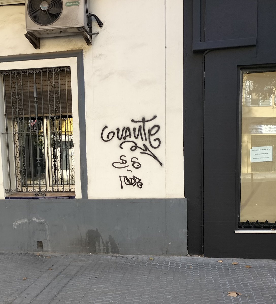 SevDegradada's tweet photo. Este maldito DESGRACIADO ha dañado más de 40 edificios del casco norte en una sola noche en una orgia de impunidad. CERO vigilancia. CERO sanciones. CERO voluntad de @Ayto_Sevilla para detener la imparable degradación de una ciudad sin ley. https://t.co/n5StlJzDqo