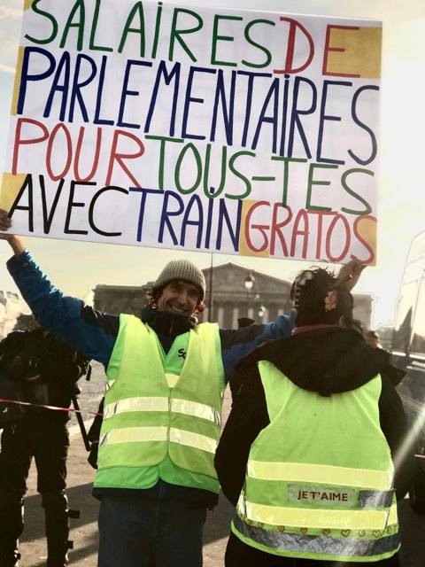 Voltuan's tweet photo. Je serai candidat. Enfin, j’envisage de l’être. J'ai UN programme : un SALAIRE DE PARLEMENTAIRE avec TRAIN GRATUIT pour les 40 millions de citoyens gagnant moins de 2000 euros / mois !! #ReLoVution #Voltuan activiste international @CharliB97783485 @CordaniOfficiel @davduf https://t.co/gPB1gKpNN7