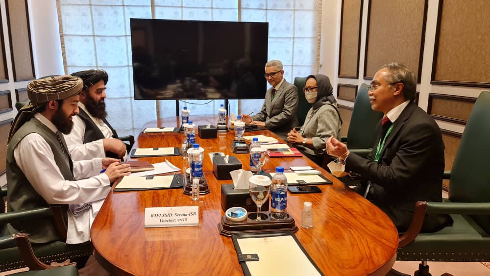 Zabehulah_M33's tweet photo. ۱/۲ ــ د ا ا ا د بهرنيو چارو وزير مولوي صاحب امير خان متقی په اسلام اباد کې تر نړيوال اسلامي کنفرانس غونډي مخکي د انډونيزيا د بهرنيو چارو وزيرې آغلي ريتنو مارسوديا سره وکتل.
د يوه لوی اسلامي هيواد په توګه د انډونيزيا سره د افغانستان اړيکې تاريخي وبلل شوې او د راتلونکي لپاره https://t.co/ew0TIyKz1E