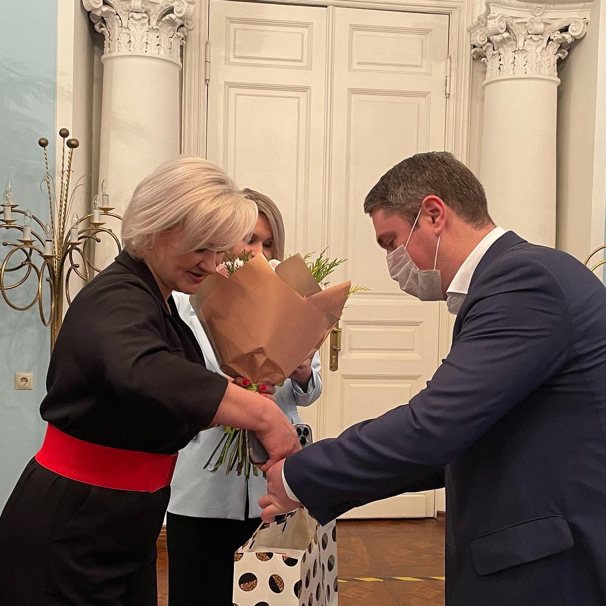 Сегодня работники органов записей актов гражданского состояния отмечают свой профессиональный праздник.
Вместе с заместителем главы управы Мещанского района по работе с населением Артемом Юрьевичем Серковым мы поздравили коллектив Мещанского районного ЗАГСа.