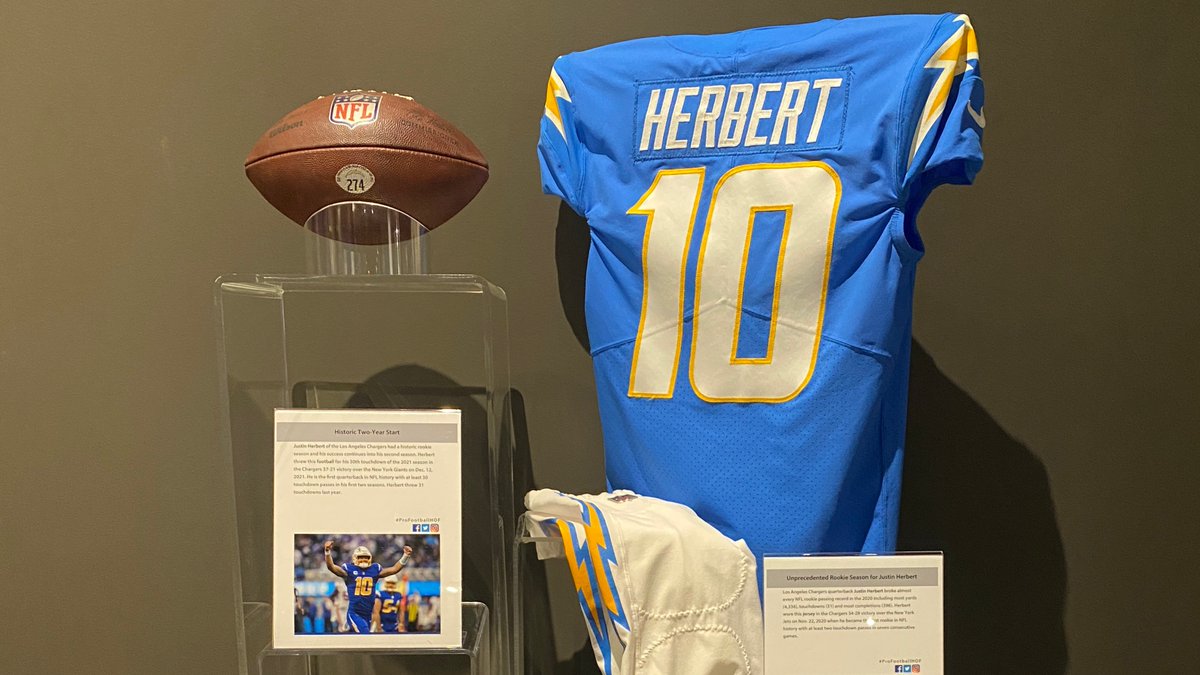 ProFootballHOF's tweet photo. New to arrive in Canton:  A game ball used by QB Justin Herbert from Week 14 when he became the first player in @NFL history to throw at least 30 touchdown passes in each of his first two seasons.

📰 : https://t.co/a7k7yYtyZc

@chargers | #BoltUp https://t.co/izavmoBCT8