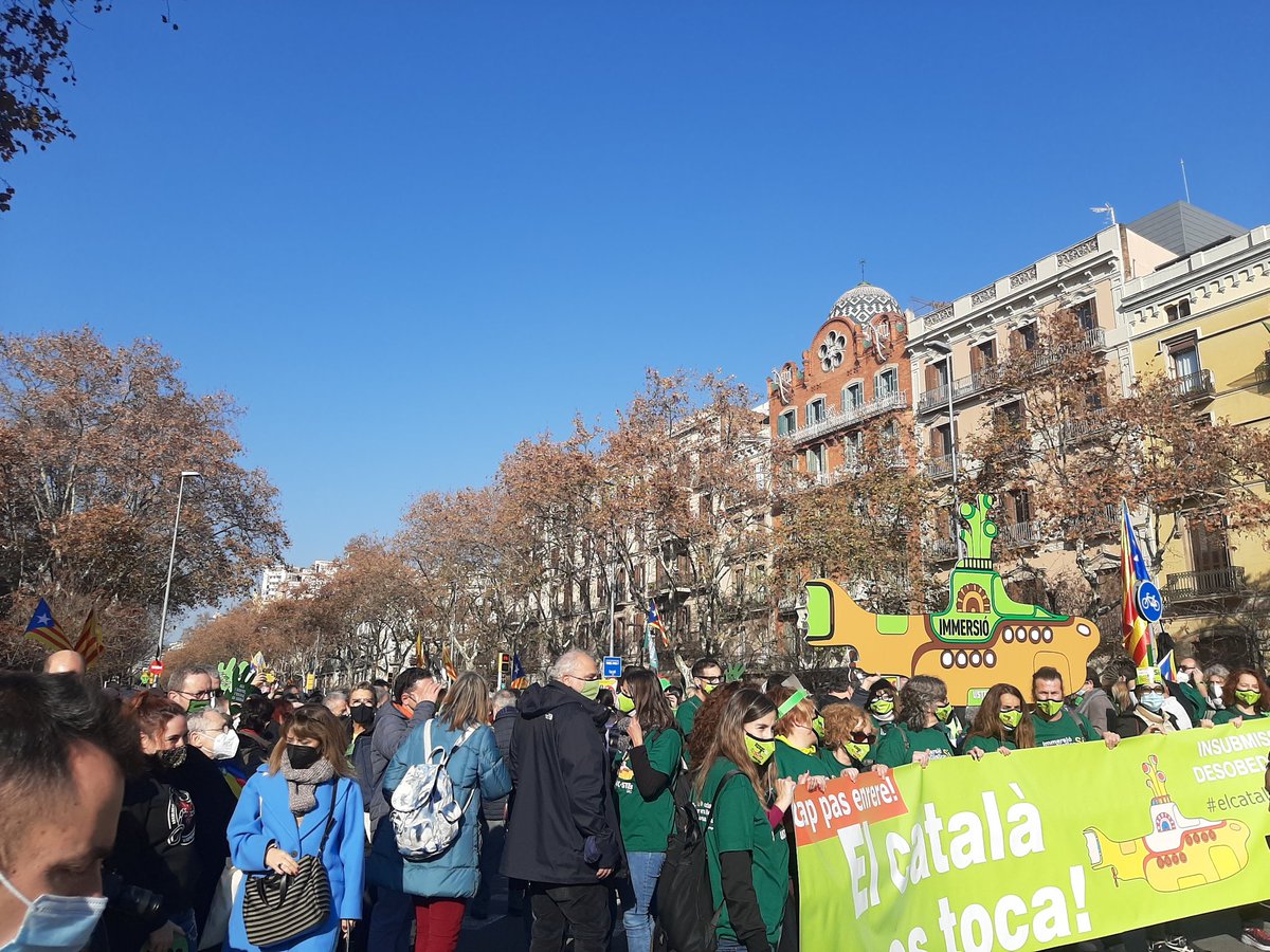 A #santacoloma estem orgulloses de l'escola catalana i tenim clar que la immersió lingüística és una peça clau de cohesió social. Avui amb <a href="/somescola/">Somescola.cat</a> l'hem defensat als carrers! 
#EscolaEnCatalà