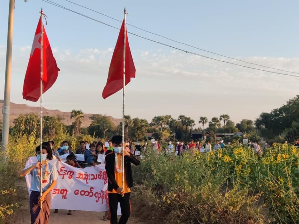 katycho22222's tweet photo. ''Let’s revolt with PDF to end the trouble of refugees''

The local activists from #Monwya city,continued their protest on the evening of December 18,to eliminate the murderous military regime.
🙏🏽✊🏽💪🏽

#HunSenStayHome 
#Dec18Coup   
#WhatsHappeningInMyanmar https://t.co/wwvDp2aOEY