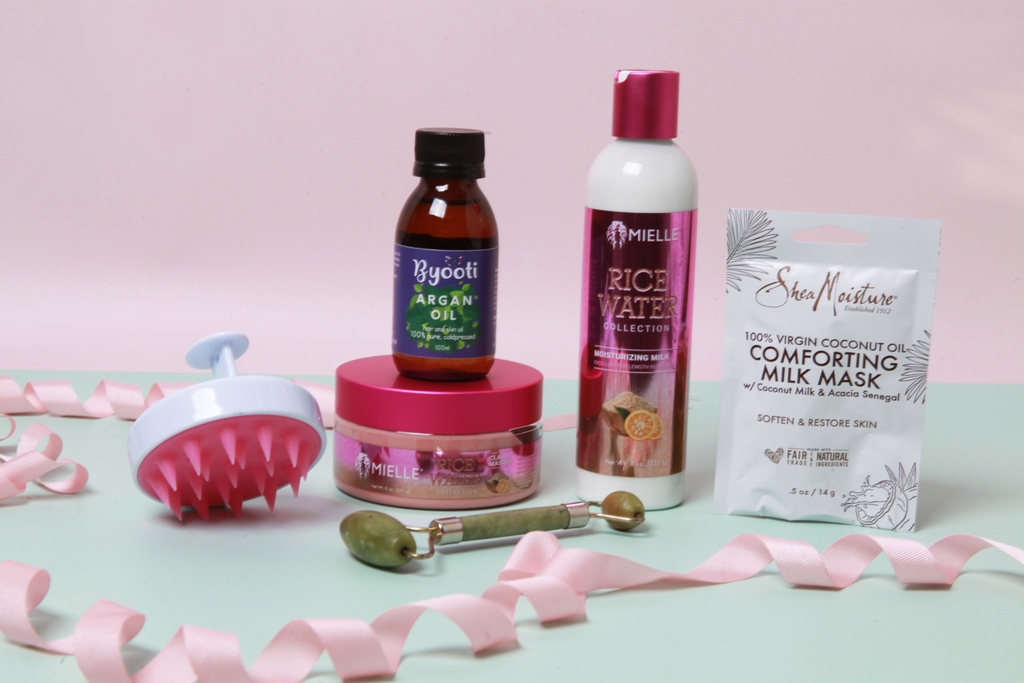 ReignandWater's tweet photo. Give the gift of Black girl self-care this Christmas. We've designed the perfect gift sets for your mums, aunties, cousins and friends

Our bundles include:
- Hair growth set
- Hair essentials set
- Clear skin set
- Self-care set

Click the link to shop: https://t.co/zG0h36t9eN https://t.co/bn8kIr9LEy