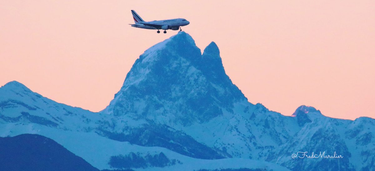 marulier's tweet photo. Un grand merci au commandant de bord  @AirFranceFR qui m’a permis de faire la photo parfaite ce matin.. https://t.co/eiFSvuYvvh