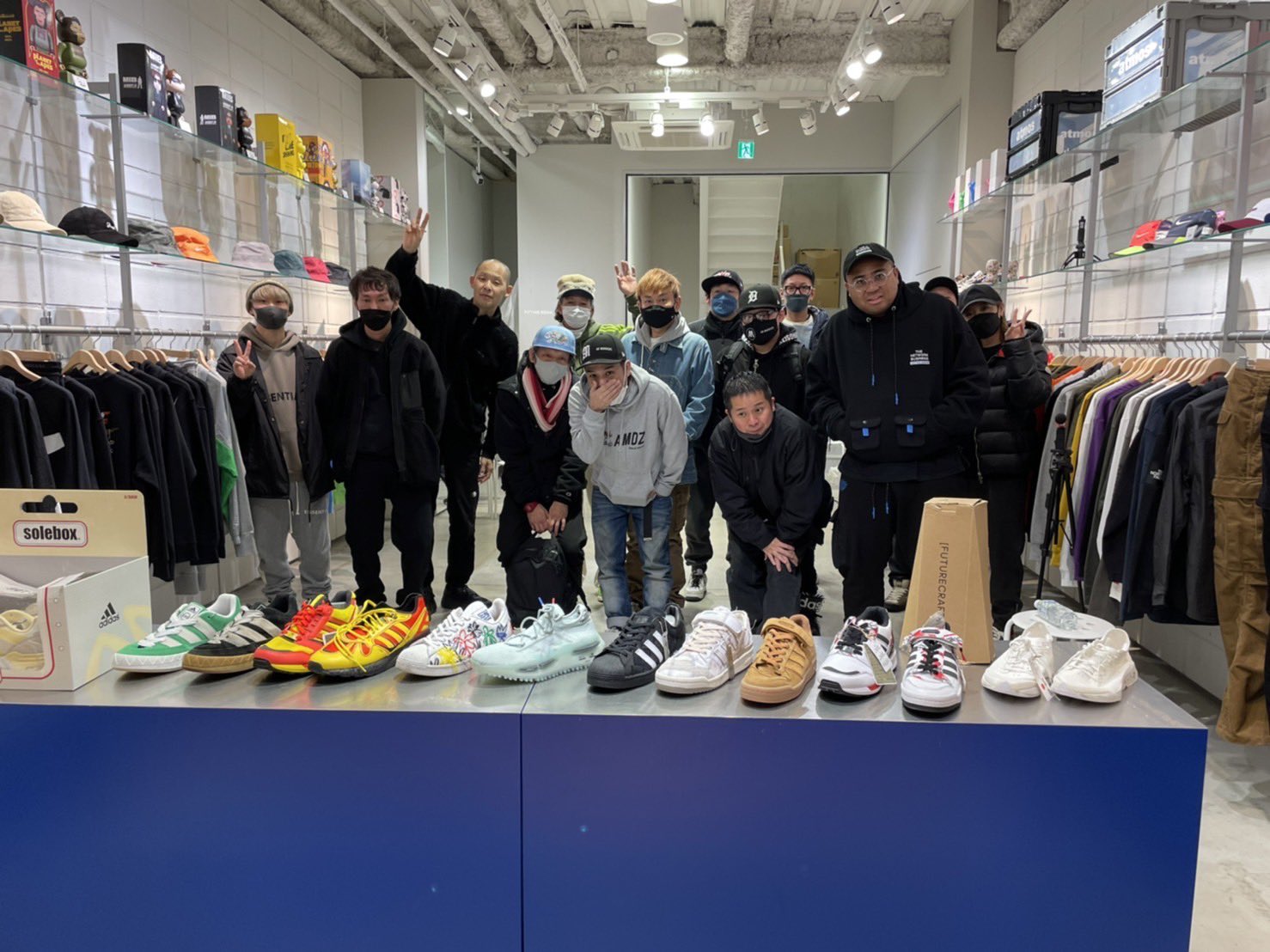 Shoe Life Atmos 心斎橋 店にてadidas会をやる 本日もゲストにアントニーさん 加えてレッドスパイダーのジュンヤが来てくれた たこ焼きを食べながらの話であるが 本音トーク あまり アディダスに対して良い話にならないが 7ー8年前のnmdやブーストが発売