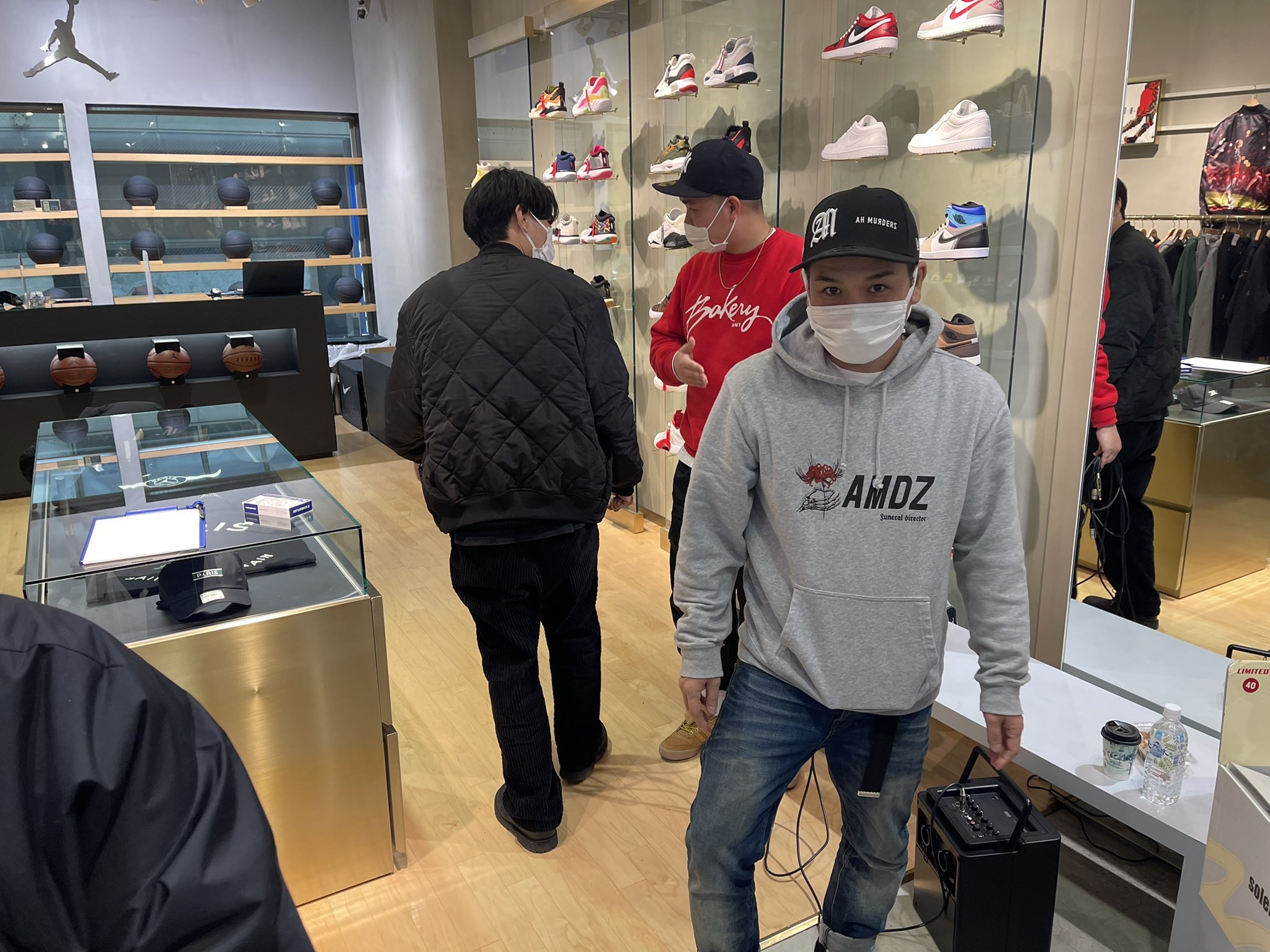 Shoe Life Atmos 心斎橋 店にてadidas会をやる 本日もゲストにアントニーさん 加えてレッドスパイダーのジュンヤが来てくれた たこ焼きを食べながらの話であるが 本音トーク あまり アディダスに対して良い話にならないが 7ー8年前のnmdやブーストが発売