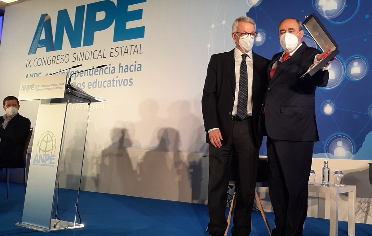 anpenacional's tweet photo. ❗❗IX Congreso Sindical Estatal.
D. Alejandro Tiana Ferrer @atianaf, Secretario de Estado de Educación hace  entrega de la Encomienda de la Orden Civil Alfonso X El Sabio a D. Nicolás Fernández Guisado @nicolasf1956 
#congresoanpe
#anpecontigo https://t.co/V2s7V4Hr5g
