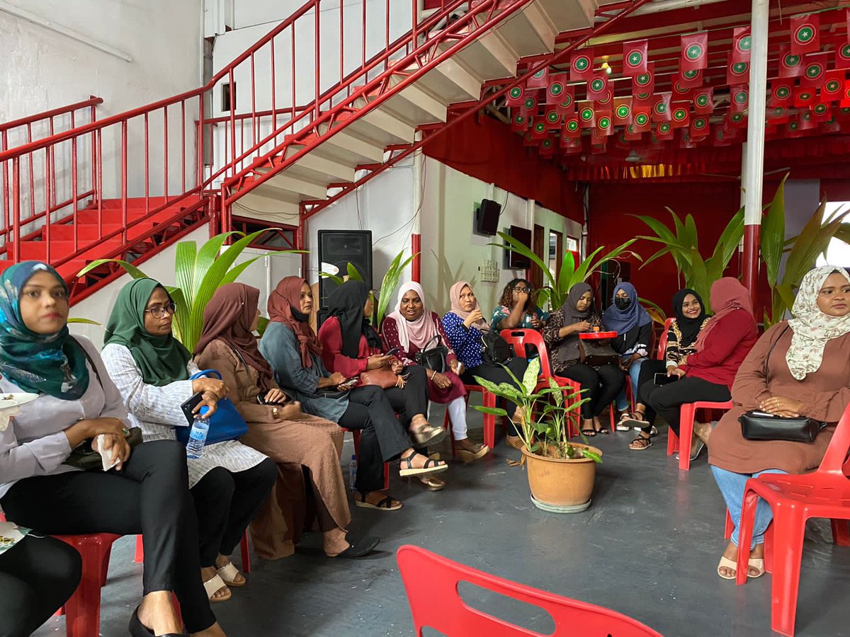 JPSecretariat's tweet photo. ރިޕަބްލިކް ޓީ - ޖުމްހޫރީ ފިރިހެނުންގެ ހަރަކާތް މ. ކުނޫޒުގައި ކުރިއަށް ދަނީ! https://t.co/VIECc0Oi3Z