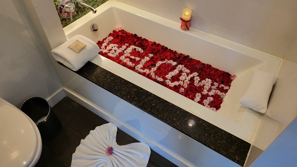 HotelEvalBkk's tweet photo. OMG. The Chatrium Riverside Hotel really surprised us with a bouquet of flower in our living room, flowers in our bath, and flowers on our bed.
@chatriumhotelriverside @chatrium
#bathtub #romanticbath #chatriumriversidebangkok #chatriumriverside  #hotel #bangkok #livingmybestlife https://t.co/lkgoJKxcwO
