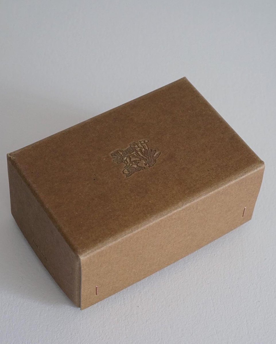ideot_net's tweet photo. APOTHEKE FRAGRANCE の真鍮製お香立て
型押しのロゴマークが押された蠟引きのパッケージに入ったギフトにぴったりなアイテムです
#ApothekeFragrance #APFR #アポテーケフレグランス #Apotheke #アポテーケ #ideot https://t.co/rIjZxsxmrp