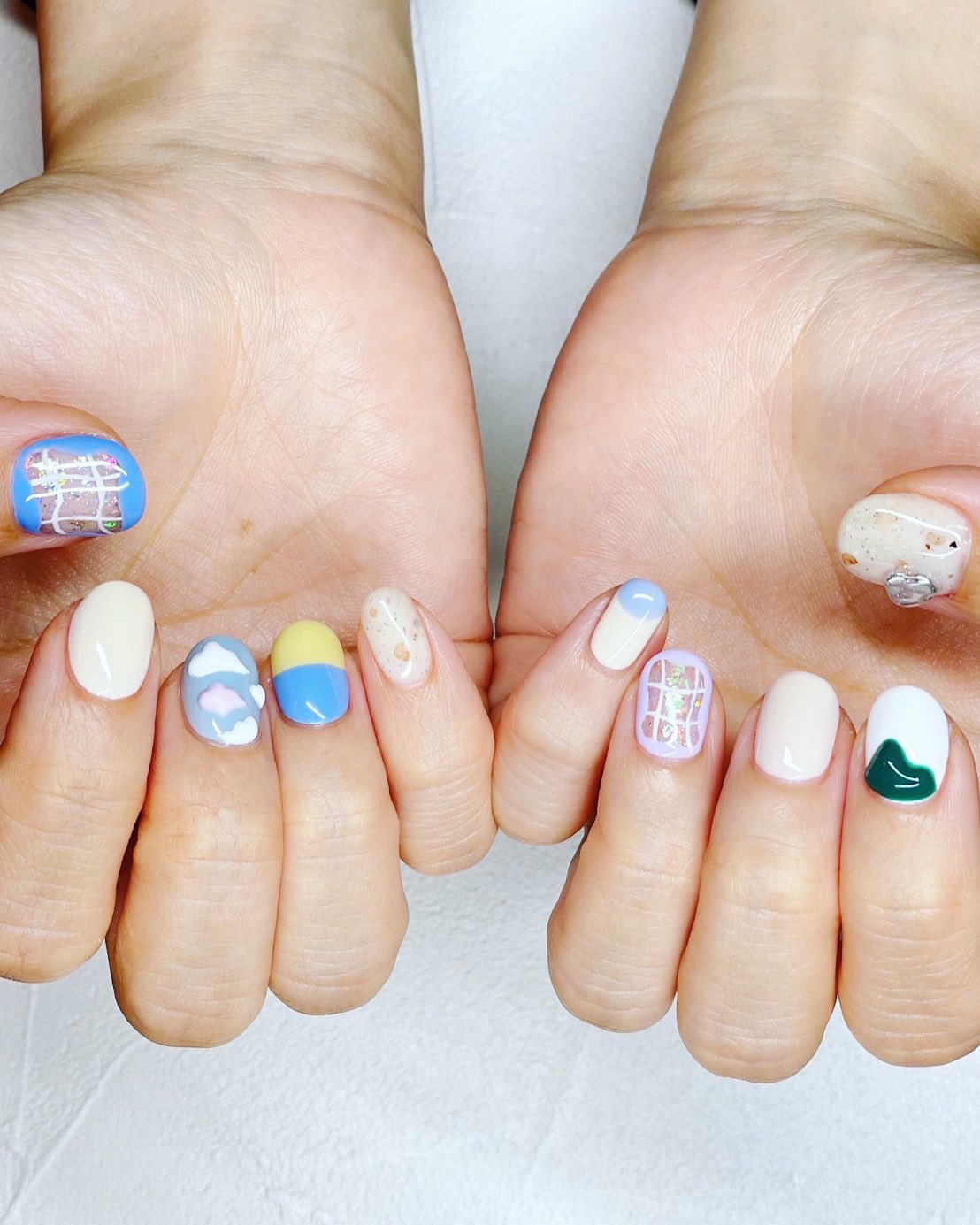 キラキラみさこ 新しいネイル 今回はポップに 青系と白系なんだけど ちょっとずつ違う色を使ってくれてます 直接見せたいかわいさ 日常で 手を見るたびにウキウキするって 幸せ ネイル Nail 明大前 Semi Alongdream Nail 粘土ネイル