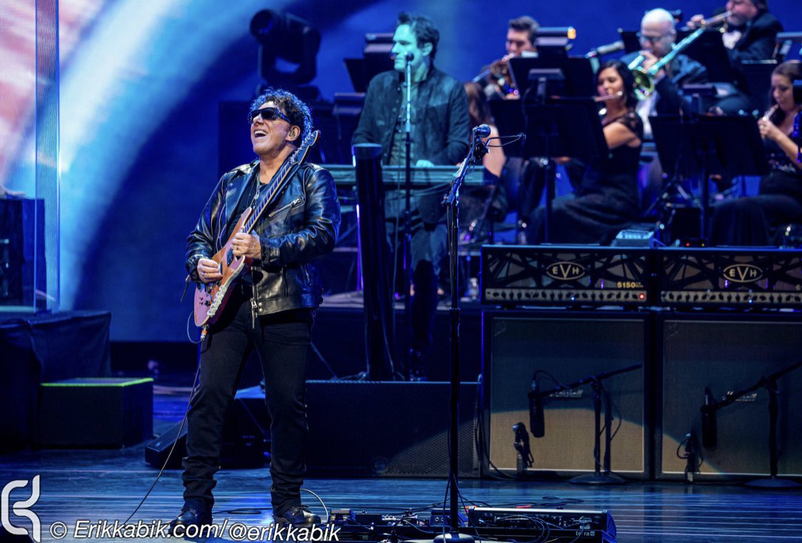 NealSchonMusic's tweet photo. Just a few great pics from tonight of our dress rehearsal w/ Orchestra at @thecolosseumlv Show night tomorrow! @NealSchonMusic @JourneyOfficial @arnelpineda @TheJonathanCain @DeenTheDrummer #ToddJensen #JasonD @erikkabik https://t.co/YoI9kh49ic