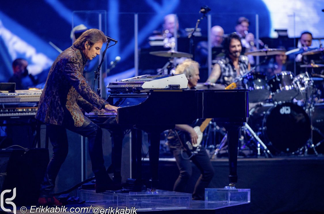 NealSchonMusic's tweet photo. Just a few great pics from tonight of our dress rehearsal w/ Orchestra at @thecolosseumlv Show night tomorrow! @NealSchonMusic @JourneyOfficial @arnelpineda @TheJonathanCain @DeenTheDrummer #ToddJensen #JasonD @erikkabik https://t.co/YoI9kh49ic