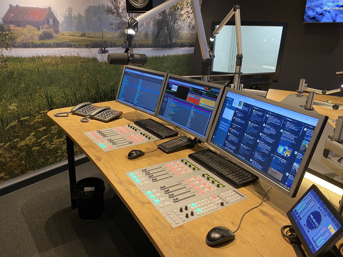Vanochtend van 9.00 tot 12.00u mag ik de laatste A-Magazine presenteren voor de kerstvakantie 🎄 Wekelijks genieten in onze studio in #Nieuwendijk! Luister je ook mee deze ochtend?