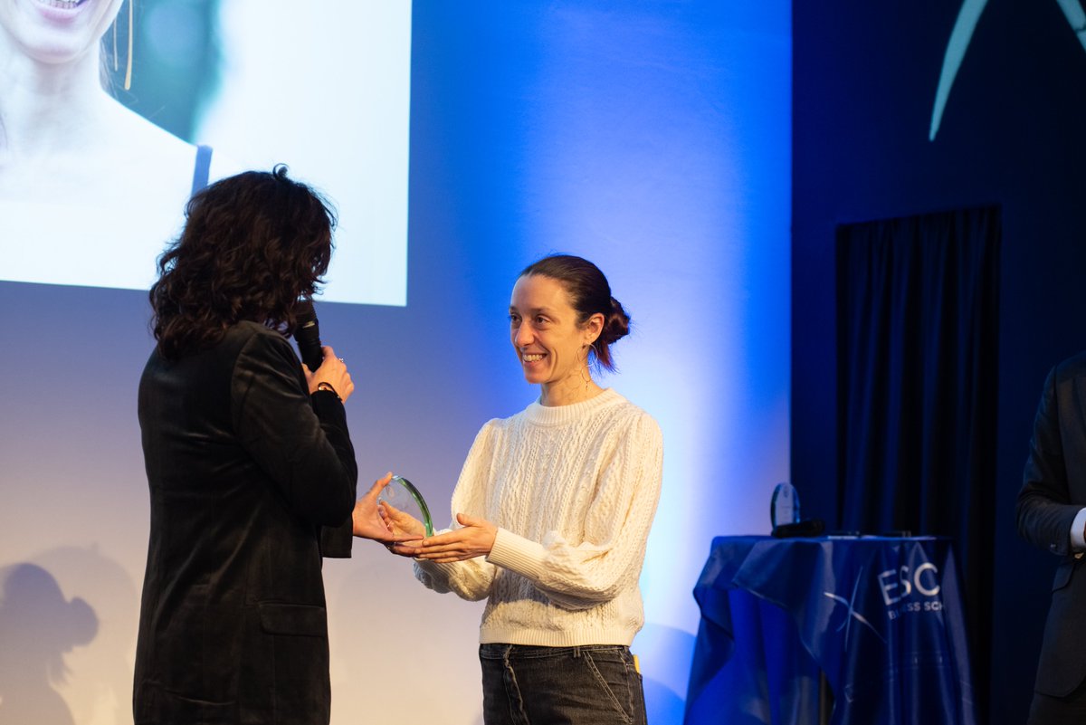 Bravo à Apollonia Poilâne, Boulangère et DG de <a href="/poilane/">Poilâne (officiel)</a>, pour son #Prix Espoir du #Leadership 2021 – remis conjointement par Fabienne Mignonac-Crave, Directrice, Projets transverses, <a href="/airliquidegroup/">Air Liquide Group</a>, et <a href="/HVidalinc/">Henri Vidalinc</a>, Président de <a href="/_grantalexander/">Grant Alexander</a> #LeCDL