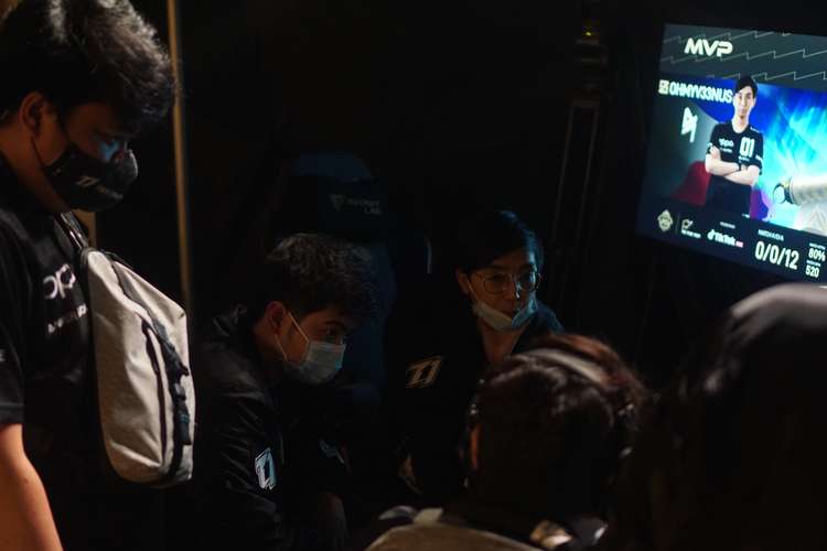 BLACKLIST INTERNATIONAL 2 - EVOS SG 0. 

Always studying regardless of winning or losing. That's how <a href="/BLACKLISTINTL/">BLACKLIST INTERNATIONAL</a> stays on top of their game.

The sole Singaporean team left in M3, EVOS SG, is now one game away from elimination.

#M3 #MLBBM3 #MLBBEsports