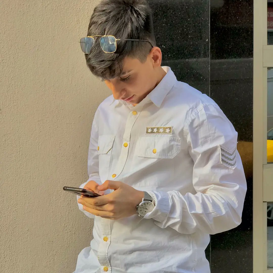 Şuu kahpe dünya seni bana düşman etseydi de, birbirini cok iyi tanıyan yabancı etmeseydi isminin gectiği yerde  seni tanımamazlıktan gelmenin acısını bilemezsin...