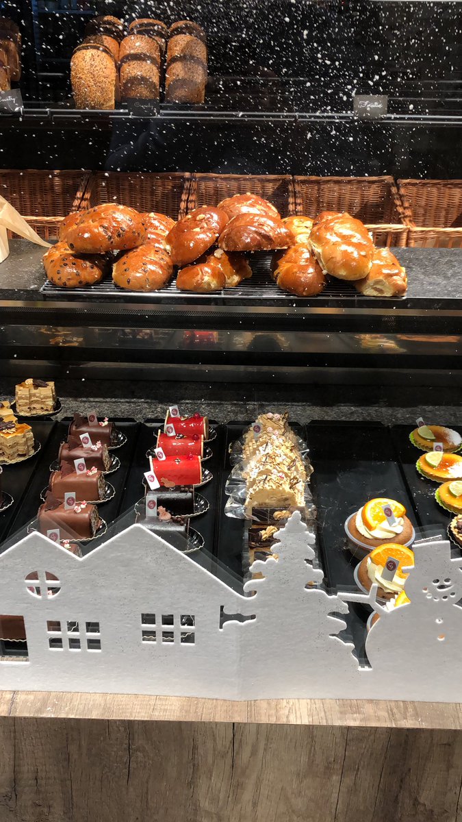 Jemyzucch's tweet photo. Comment résister quand toutes ses belles choses sont devant moi 🤤 https://t.co/aAefbE5JwB
