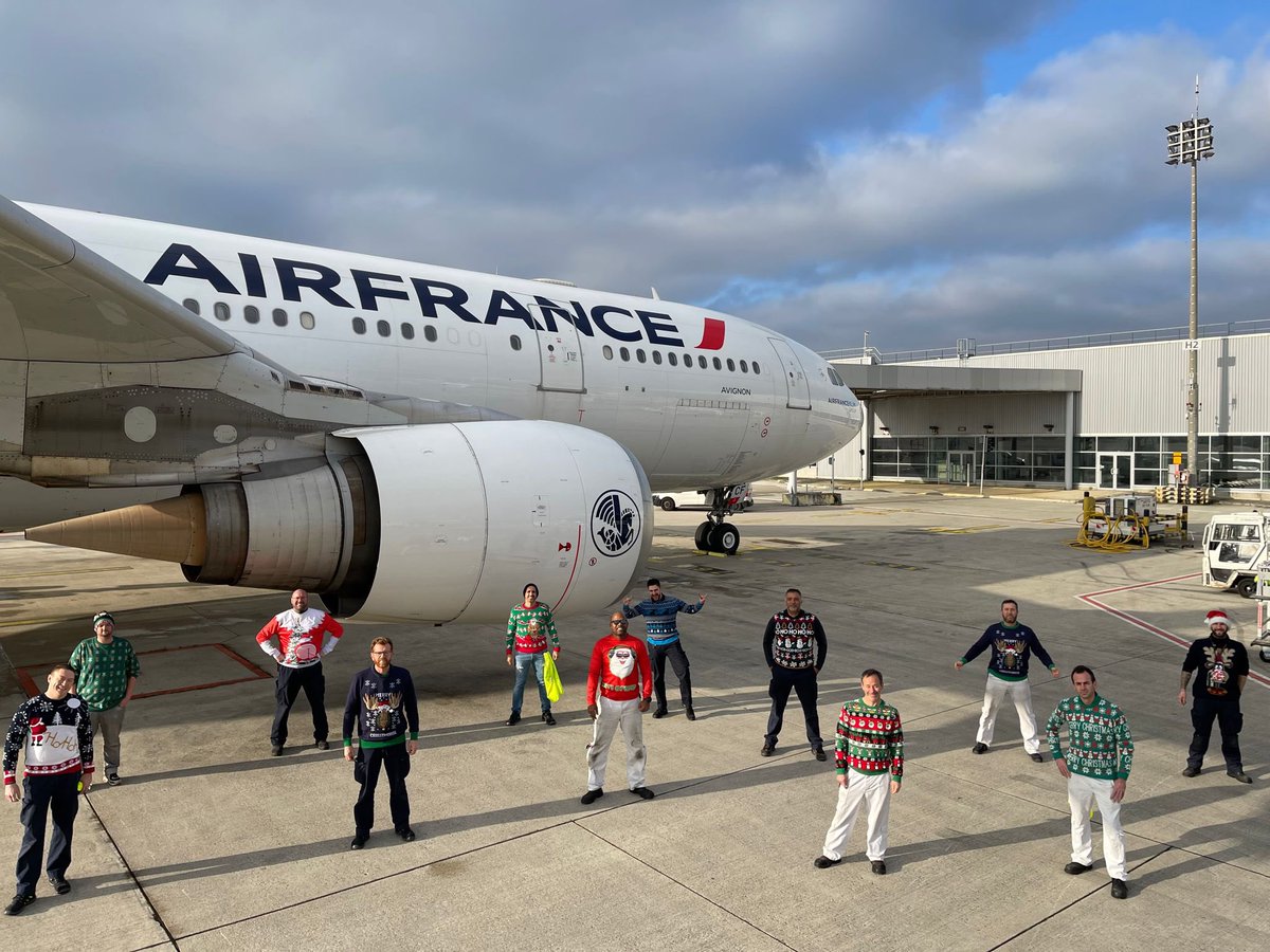 sebsoux's tweet photo. Joyeux noël de la part de la maintenance du CMH roissy #airfranceklm #airfrance #airbus330 @airplusnews @AirFranceFR @airjournal https://t.co/Lr2jeKhTCa